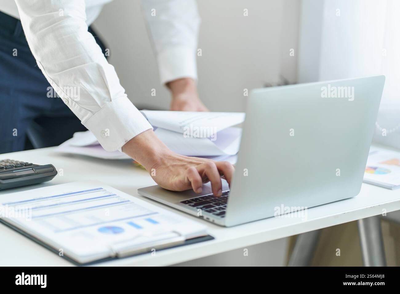 Jeune homme d'affaires occupé à travailler au bureau. homme d'affaires faisant la paperasserie financière concept de gestion d'entreprise. Banque D'Images