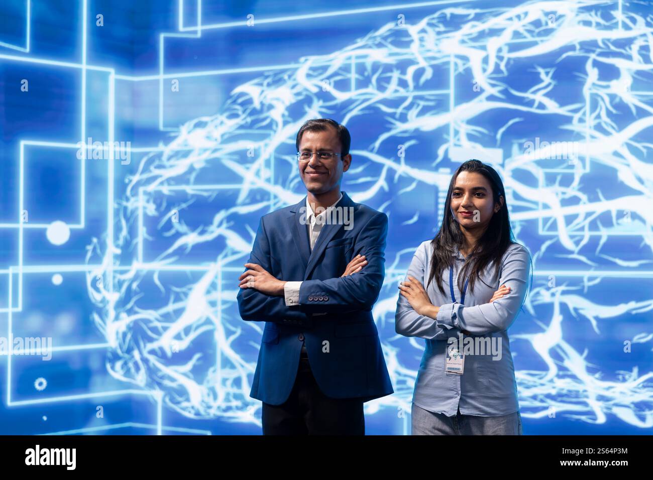 Portrait des employés travaillant avec des algorithmes d’apprentissage automatique IA. Administrateurs utilisant l'intelligence artificielle informatique simulant les processus de pensée du cerveau humain dans un modèle informatisé Banque D'Images