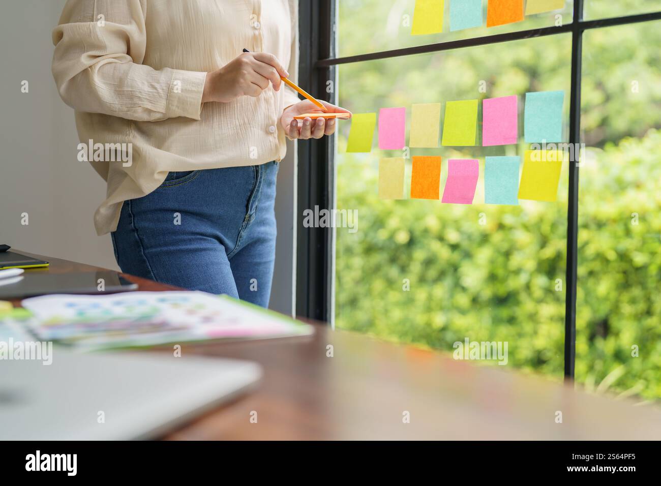 Idée créative Femme d'affaires artiste Creative Designer esquisse dessin graphique sur tablette graphique et échantillon de couleur concept de créativité d'idée Banque D'Images