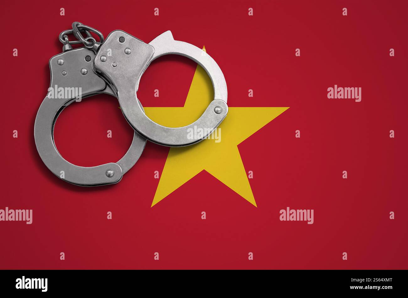 Drapeau vietnamien et menottes policières. La notion de crime et de délits dans le pays. Drapeau vietnamien et menottes policières. Le concept de crime et Banque D'Images