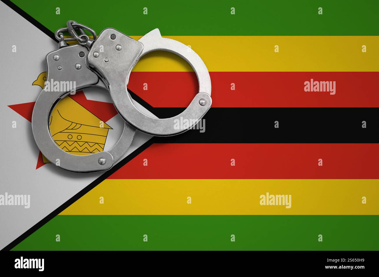 Drapeau du Zimbabwe et menottes de police. La notion de crime et de délits dans le pays. Drapeau du Zimbabwe et menottes de police. Le concept de crime et Banque D'Images
