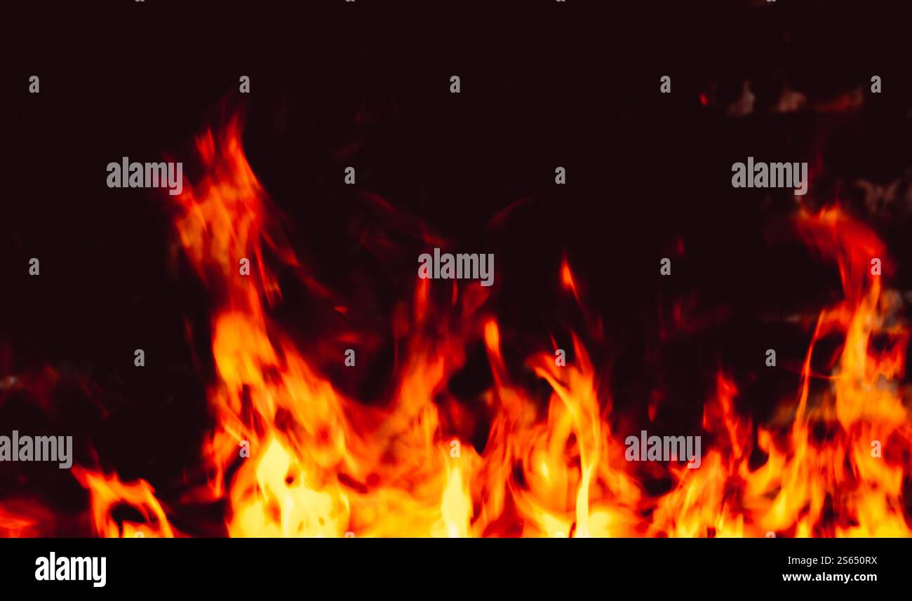 Flammes dans la cheminée. Fond de texture isolé sur un fond noir. Fond de texture flammes sur fond noir Banque D'Images