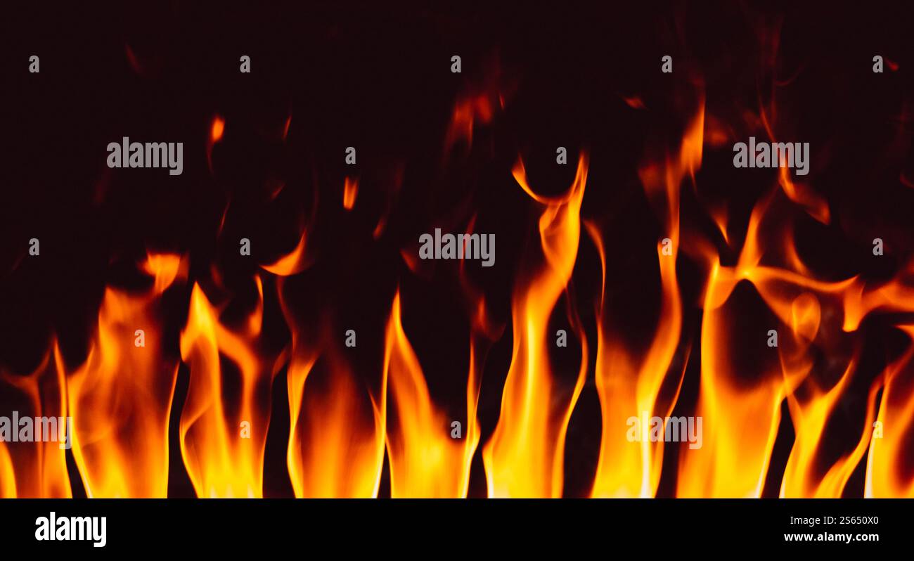 Flammes dans la cheminée. Fond de texture isolé sur un fond noir. Fond de texture flammes sur fond noir Banque D'Images