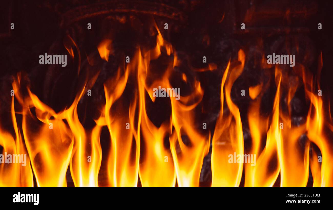 Flammes dans la cheminée. Fond de texture isolé sur un fond noir. Fond de texture flammes sur fond noir Banque D'Images