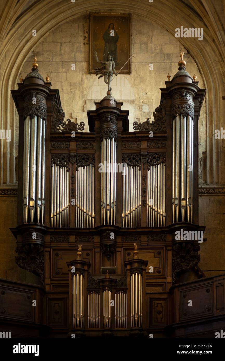 Orgue dans l'église notre-Dame-des-Arts de Pont de l'Arche, Eure, Normandie, France. (Orgue à l'origine du XVIIe siècle, reconstruit en 1893.) Banque D'Images