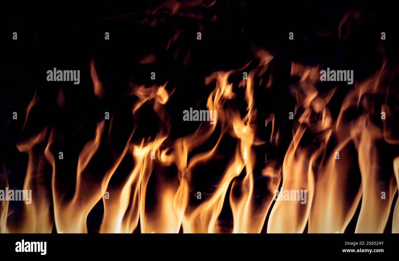Flammes dans la cheminée. Fond de texture isolé sur un fond noir. Fond de texture flammes sur fond noir Banque D'Images