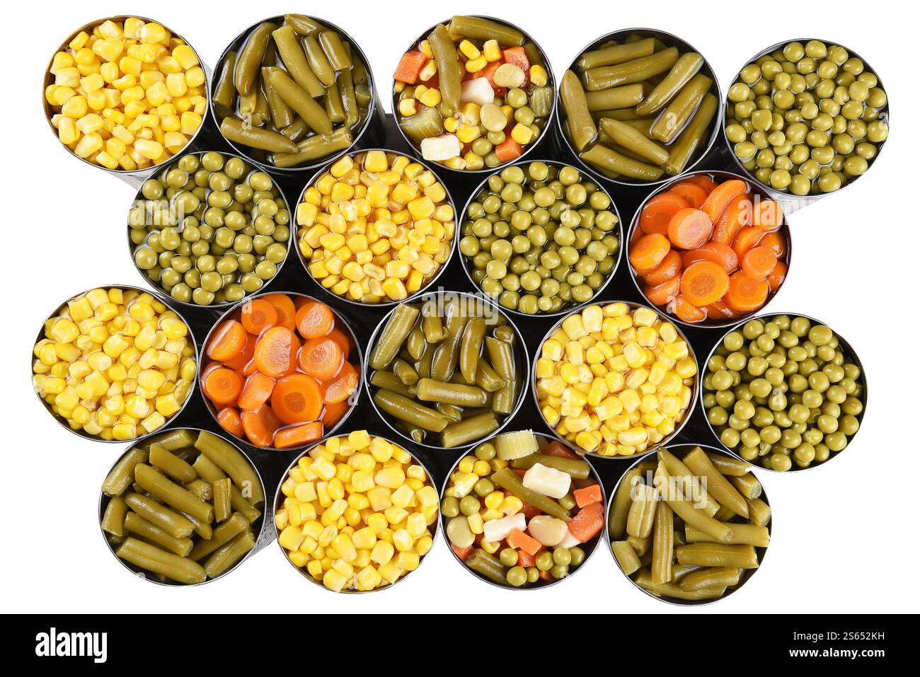 Prise de vue à angle élevé d'un groupe de légumes en conserve sur une table rustique en bois blanc. Plusieurs variétés de boîtes ouvertes, y compris, maïs, haricots verts, pois, voiture Banque D'Images