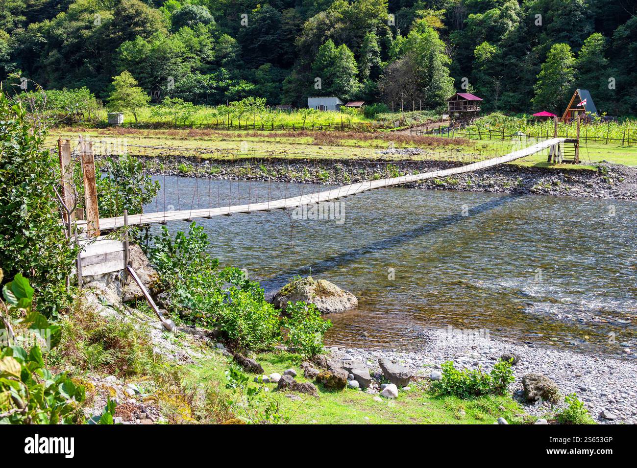 Voyage en Géorgie - pont suspendu dans le village de Machakhlispiri sur la rivière Machakhelistsqali en Adjarie le jour ensoleillé de l'automne Banque D'Images