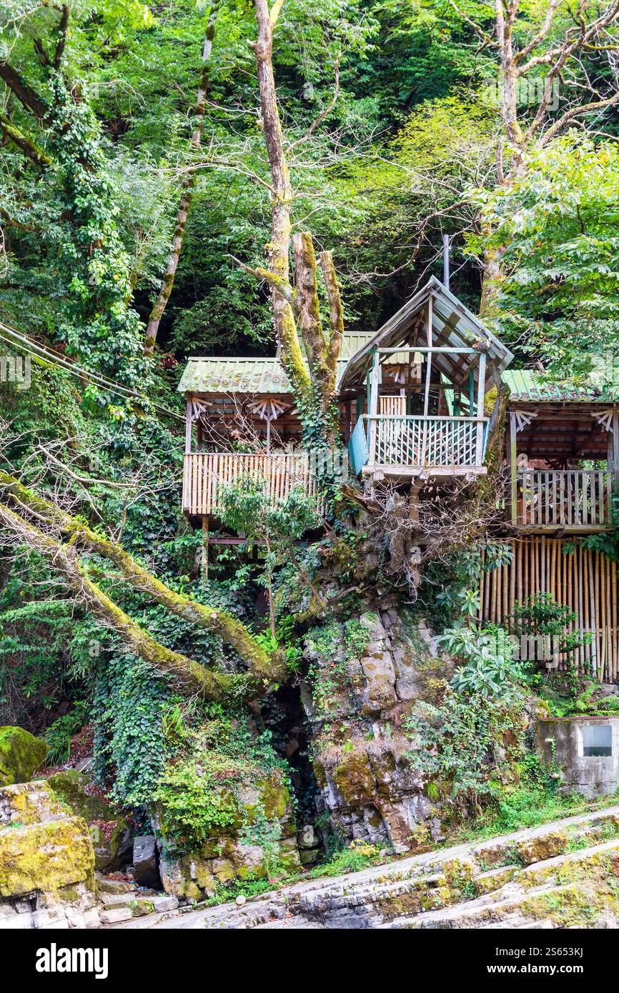 Voyage à la Géorgie - maisons rurales dans le village Makhuntseti sur la pente de la montagne et la rive à Adjara le jour de l'automne Banque D'Images