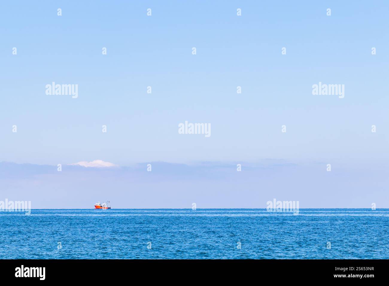 Voyage en Géorgie - ciel bleu et eau de la mer Noire de la ville de Batumi le jour ensoleillé de l'automne Banque D'Images