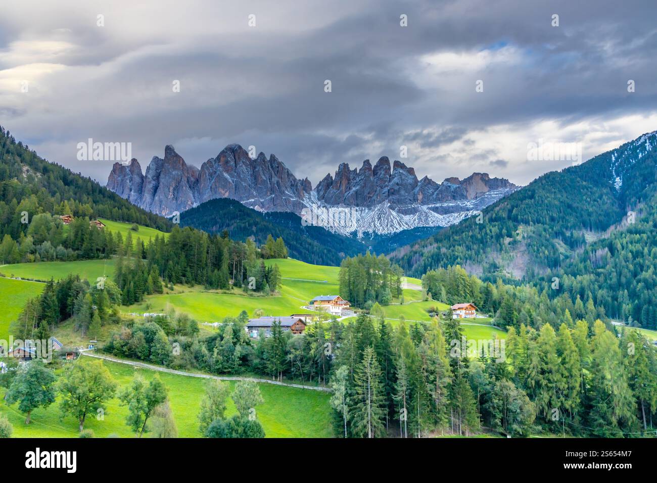 Santa Magdalena village dans les Alpes Dolomites italiennes paysage classique magnifique avec une église et fantastiques pics rocheux du parc naturel Puez Odle Banque D'Images