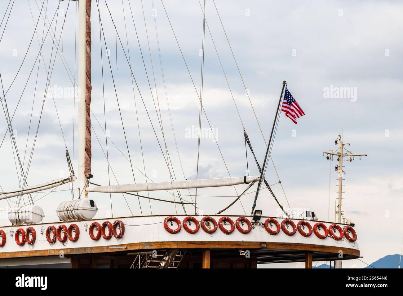 Voyage à la Géorgie - drapeau américain à bord d'un grand yacht amarré dans le vieux port de la ville de Batumi le jour nuageux d'automne Banque D'Images
