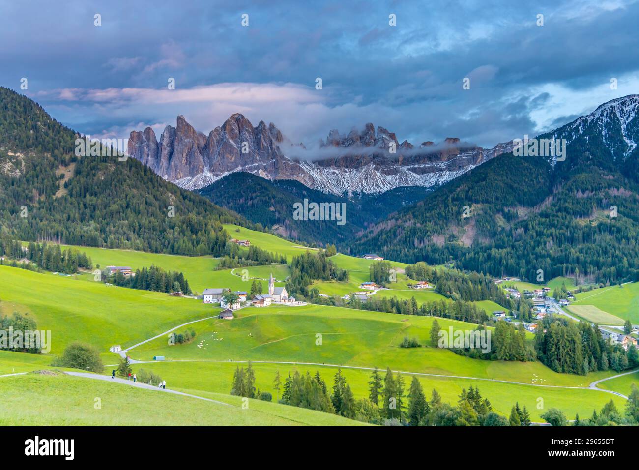 Santa Magdalena village dans les Alpes Dolomites italiennes paysage classique magnifique avec une église et fantastiques pics rocheux du parc naturel Puez Odle Banque D'Images