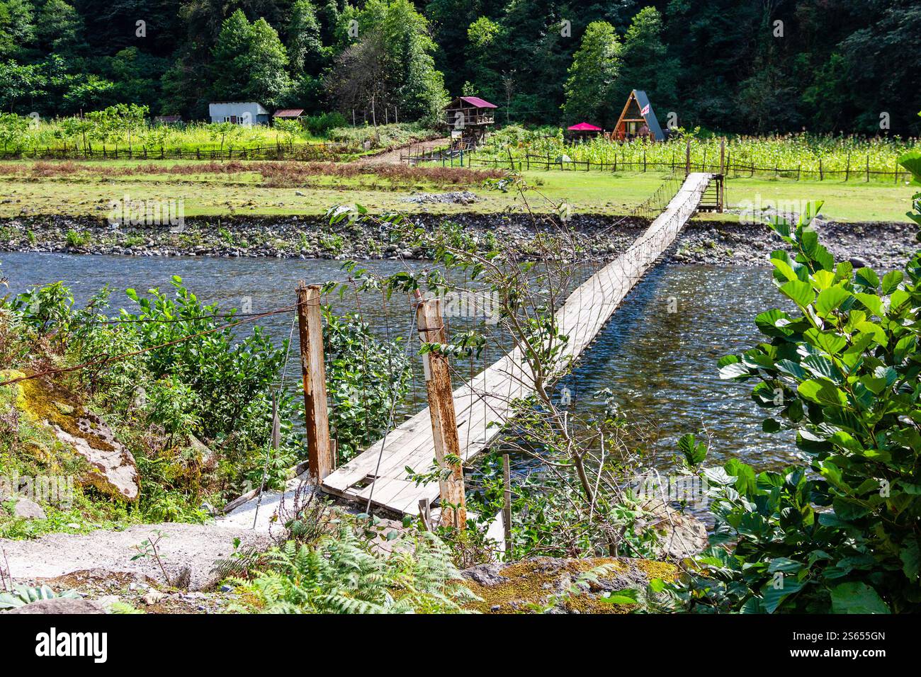 Voyage à la Géorgie - pont suspendu avec parquet dans le village de Machakhlispiri au-dessus de la rivière Machakhelistsqali en Adjarie le jour ensoleillé de l'automne Banque D'Images