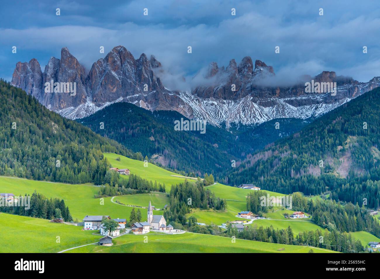Santa Magdalena village dans les Alpes Dolomites italiennes paysage classique magnifique avec une église et fantastiques pics rocheux du parc naturel Puez Odle Banque D'Images