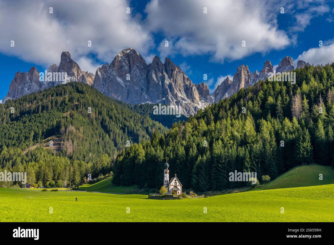 Santa Magdalena village dans les Alpes Dolomites italiennes paysage classique magnifique avec une église et fantastiques pics rocheux du parc naturel Puez Odle Banque D'Images