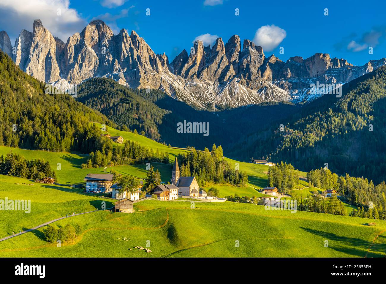 Santa Magdalena village dans les Alpes Dolomites italiennes paysage classique magnifique avec une église et fantastiques pics rocheux du parc naturel Puez Odle Banque D'Images
