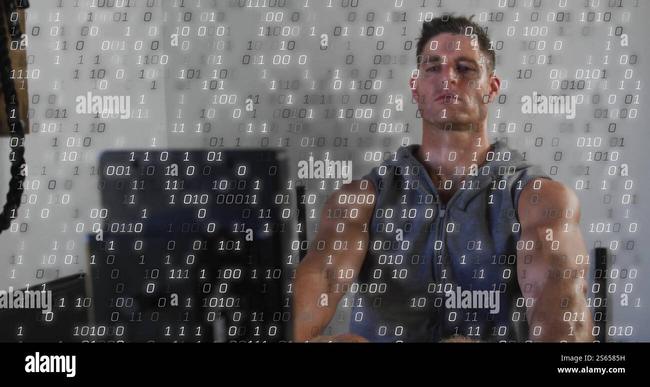 Image de traitement des données sur un homme caucasien utilisant un rameur au gymnase Banque D'Images