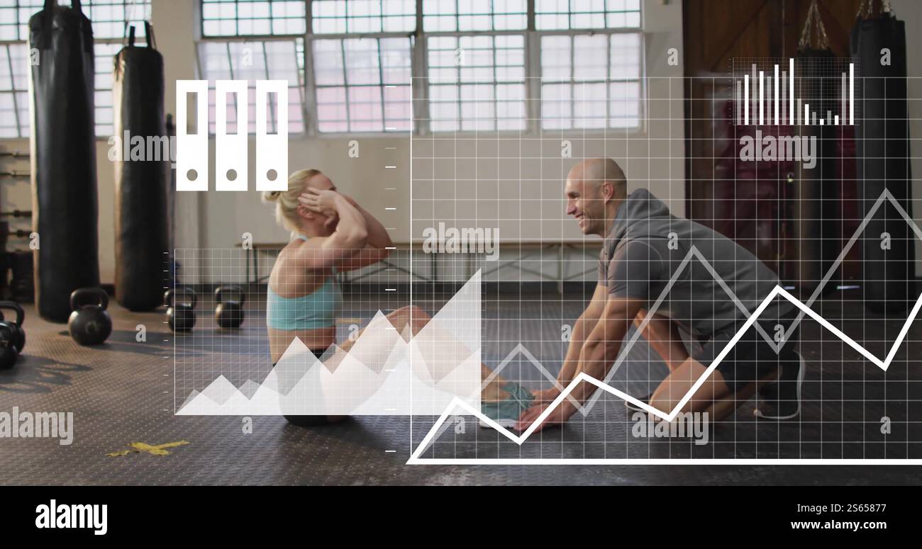 Image des icônes des médias et des données sur l'instructeur masculin caucasien et la femme de formation au gymnase Banque D'Images