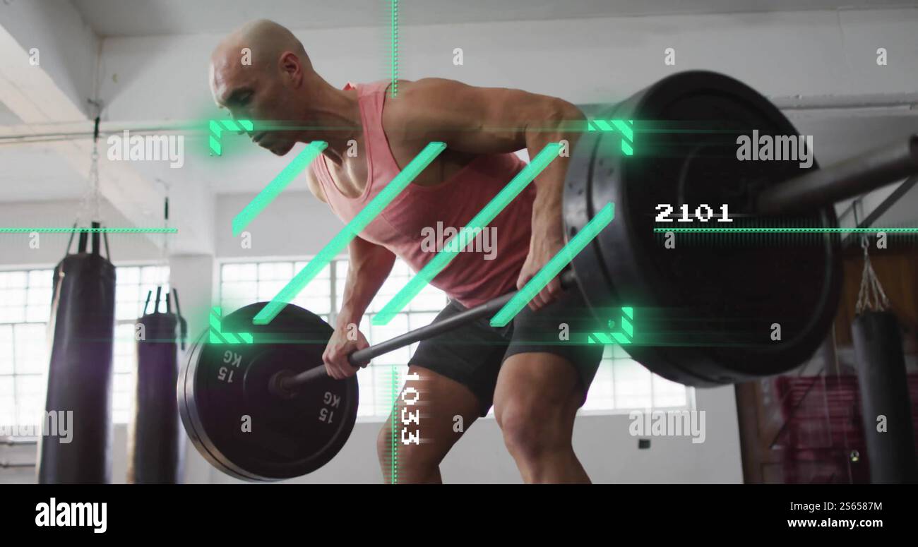 Image du scanner vert et du traitement des données sur un homme caucasien soulevant des poids au gymnase Banque D'Images