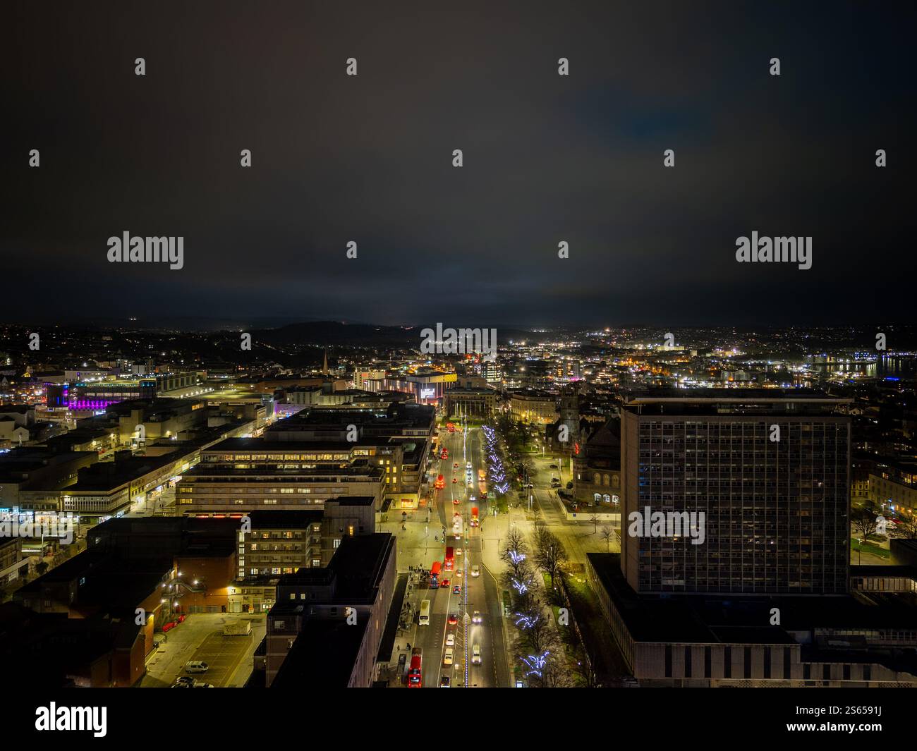 Vue aérienne du centre-ville de Plymouth la nuit, avec rues illuminées, bâtiments et emblématique Armada Way Banque D'Images