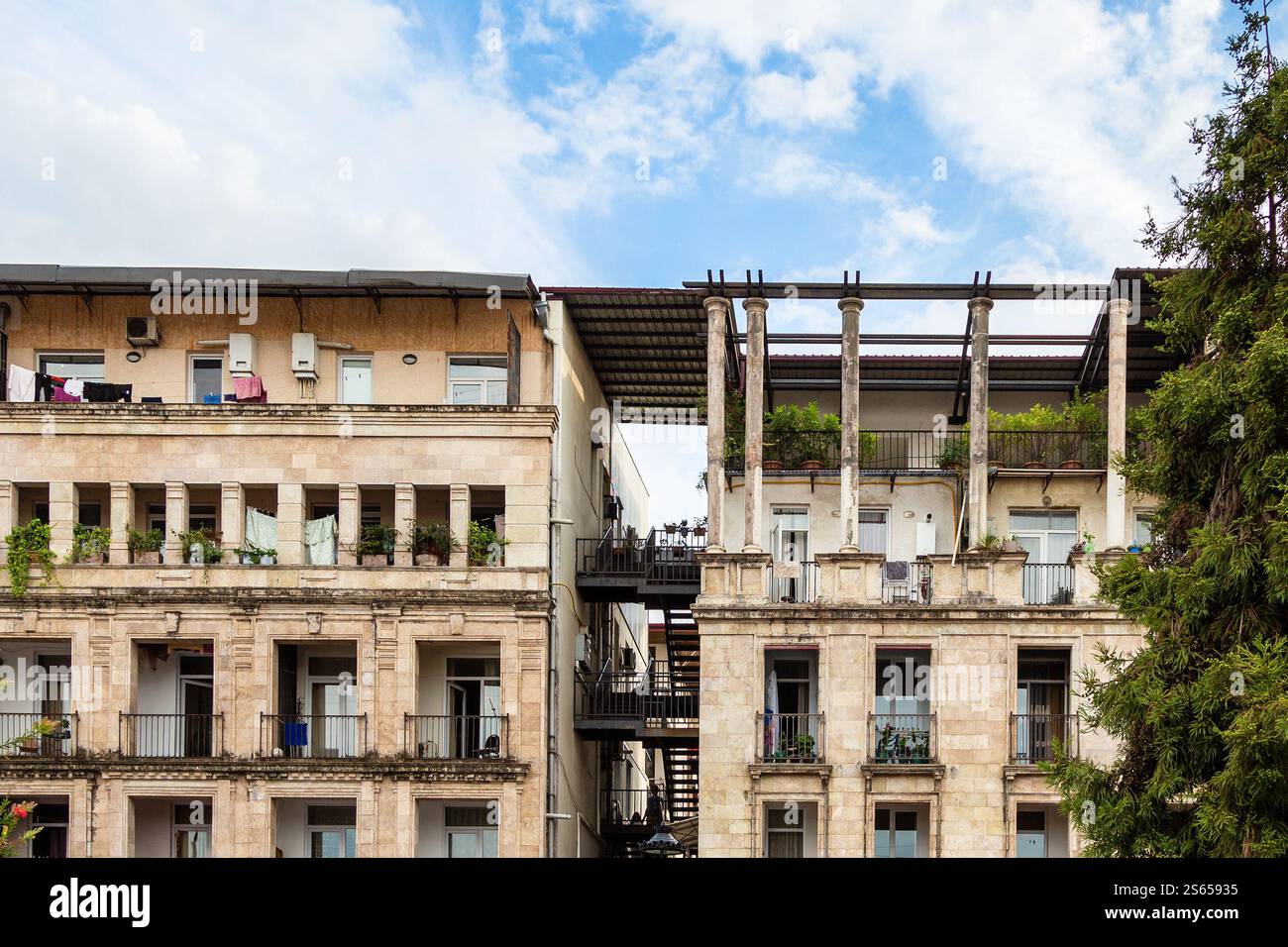 Voyage à la Géorgie - immeuble d'appartements résidentiels en journée d'automne dans le centre-ville de Batumi ville Banque D'Images
