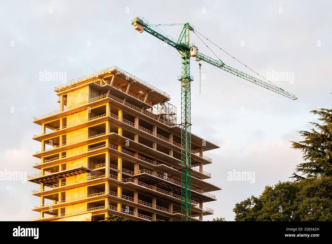 Voyage en Géorgie - construction d'un immeuble de grande hauteur dans la ville de Batumi au crépuscule d'automne Banque D'Images