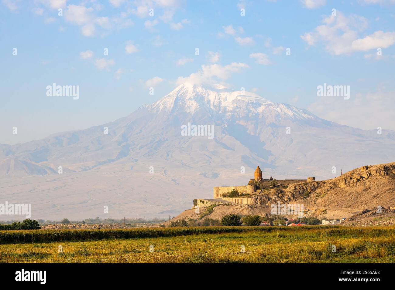 Vue du monastère de Khor Virap avec le mont Ararat en arrière-plan en Arménie le jour ensoleillé de l'automne Banque D'Images