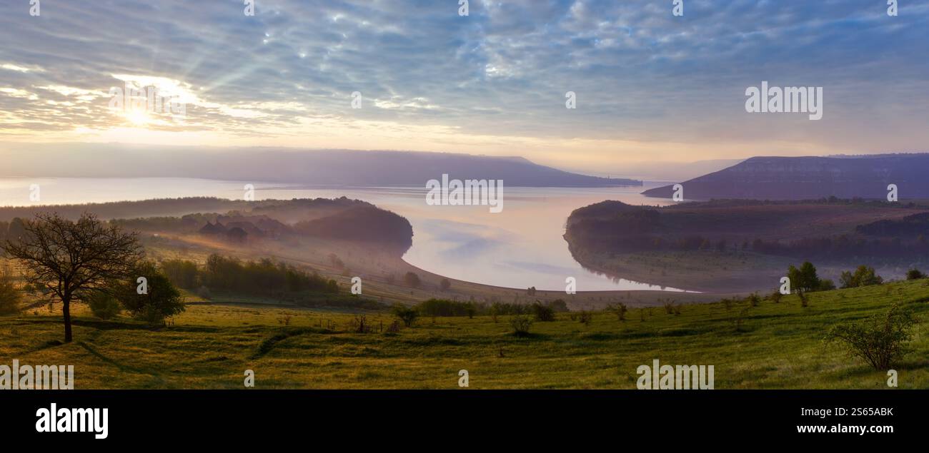 Bakota ( est un site historique submergé par Dnister River Waters Settlement) matin misty Spring panorama (Khmelnytskyi Oblast, Ukraine) Banque D'Images