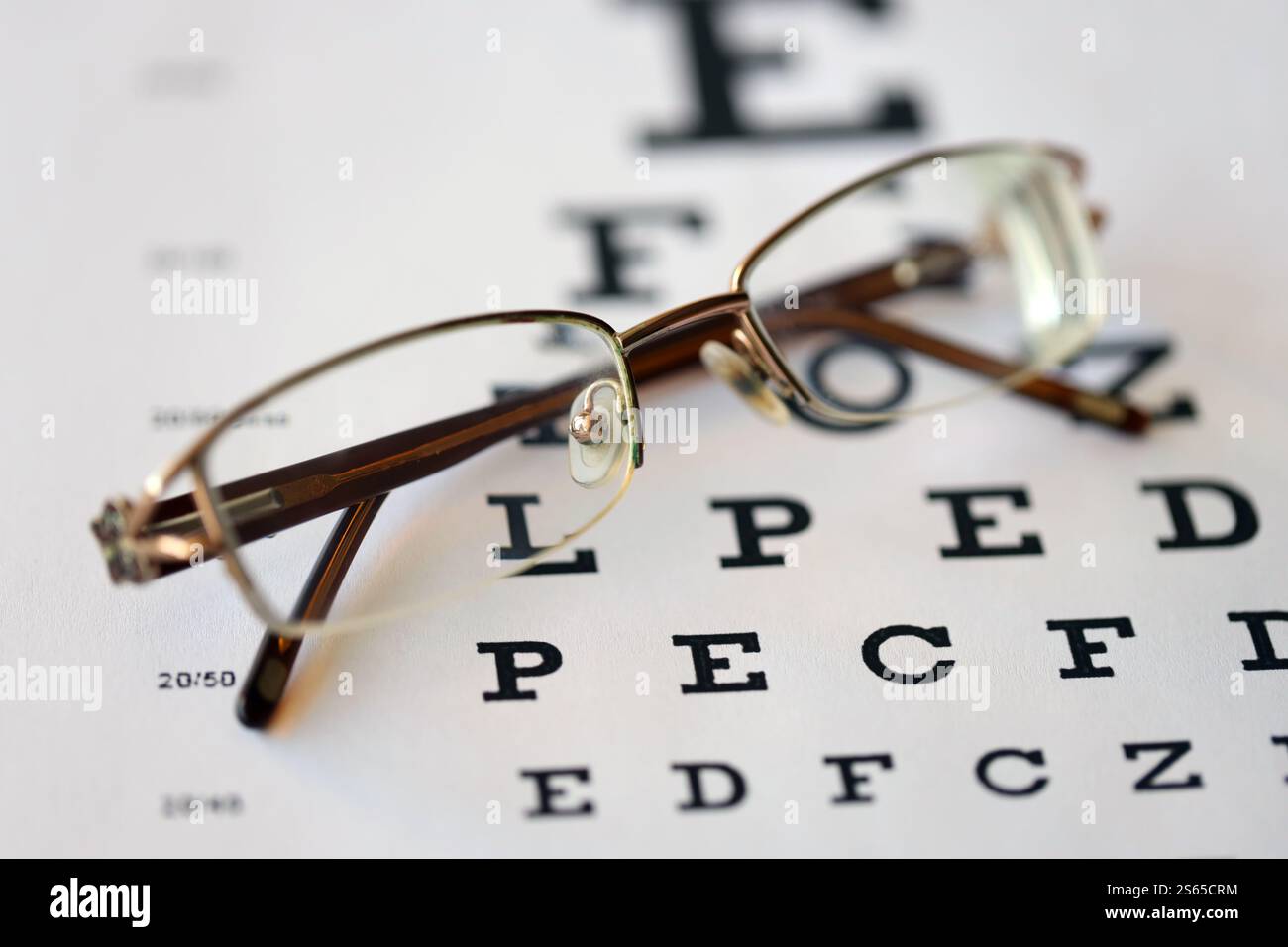 lunettes tachetées sur le tableau de test de la vue isolé sur blanc. concept ophtalmologique de l'examen de la vue. Lunettes dans le tableau de test oculaire sur un blanc Banque D'Images