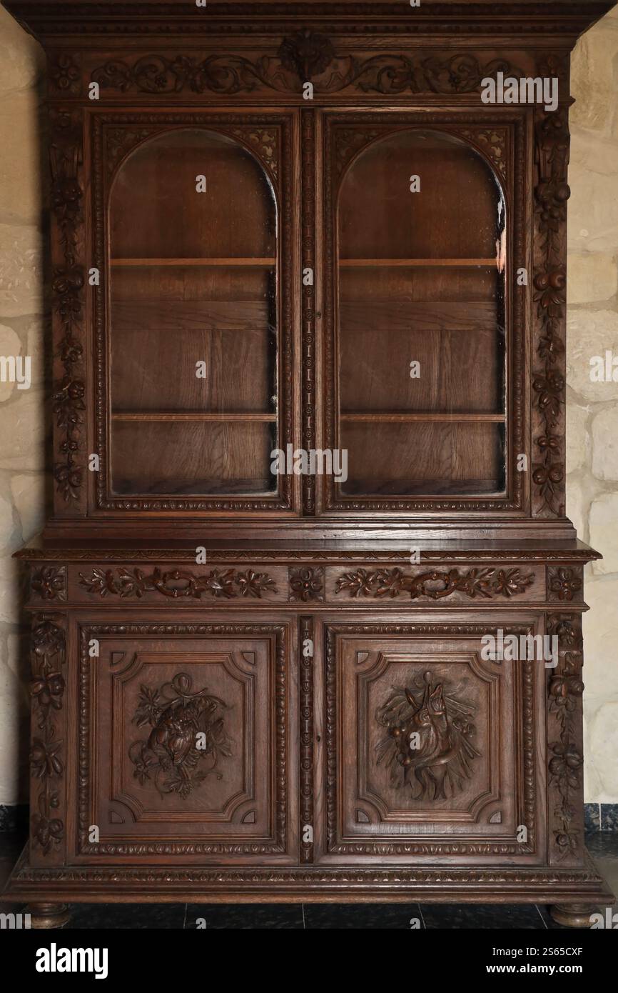 Vieux meubles de garde-robe vintage avec des portes ornementales et des couleurs rétro de surfaces en bois rapprochées. Vieux mobilier de garde-robe vintage avec ornement Banque D'Images Vieux meubles de garde-robe vintage avec des portes ornementales et des couleurs rétro de surfaces en bois rapprochées. Vieux mobilier de garde-robe vintage avec ornement Banque D'Images
