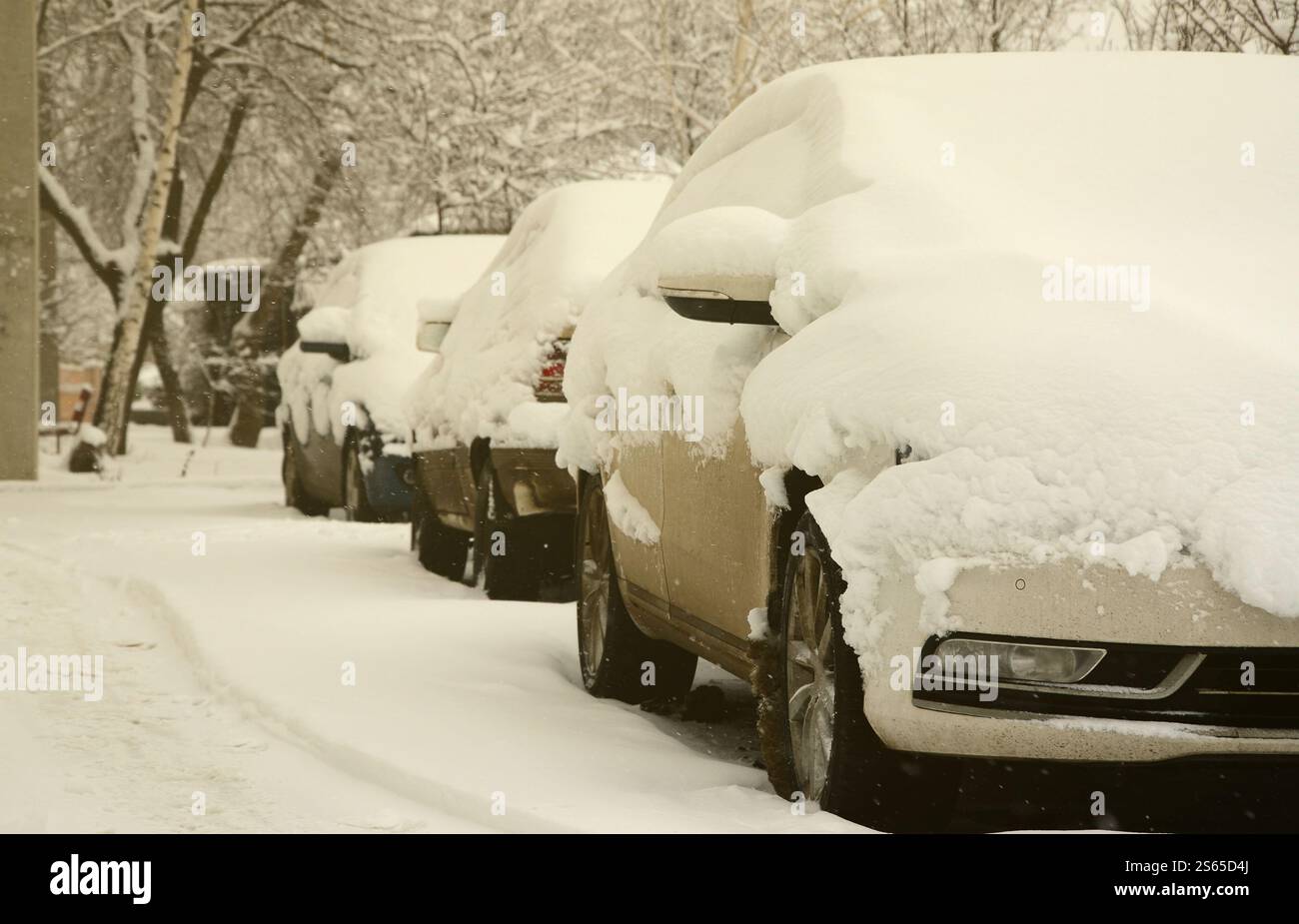 Fragment de la voiture sous une couche de neige après une forte chute de neige. La carrosserie de la voiture est recouverte de neige blanche Banque D'Images Fragment de la voiture sous une couche de neige après une forte chute de neige. La carrosserie de la voiture est recouverte de neige blanche Banque D'Images