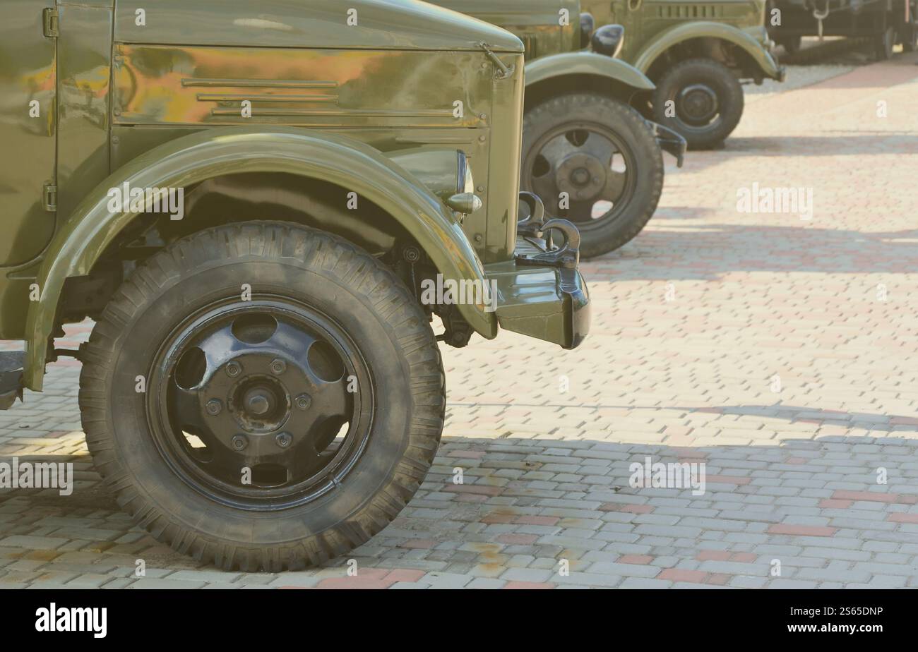 Photo des cabines de trois véhicules hors-route depuis l'époque de l'Union soviétique. Vue latérale des voitures militaires à partir de la roue avant Banque D'Images