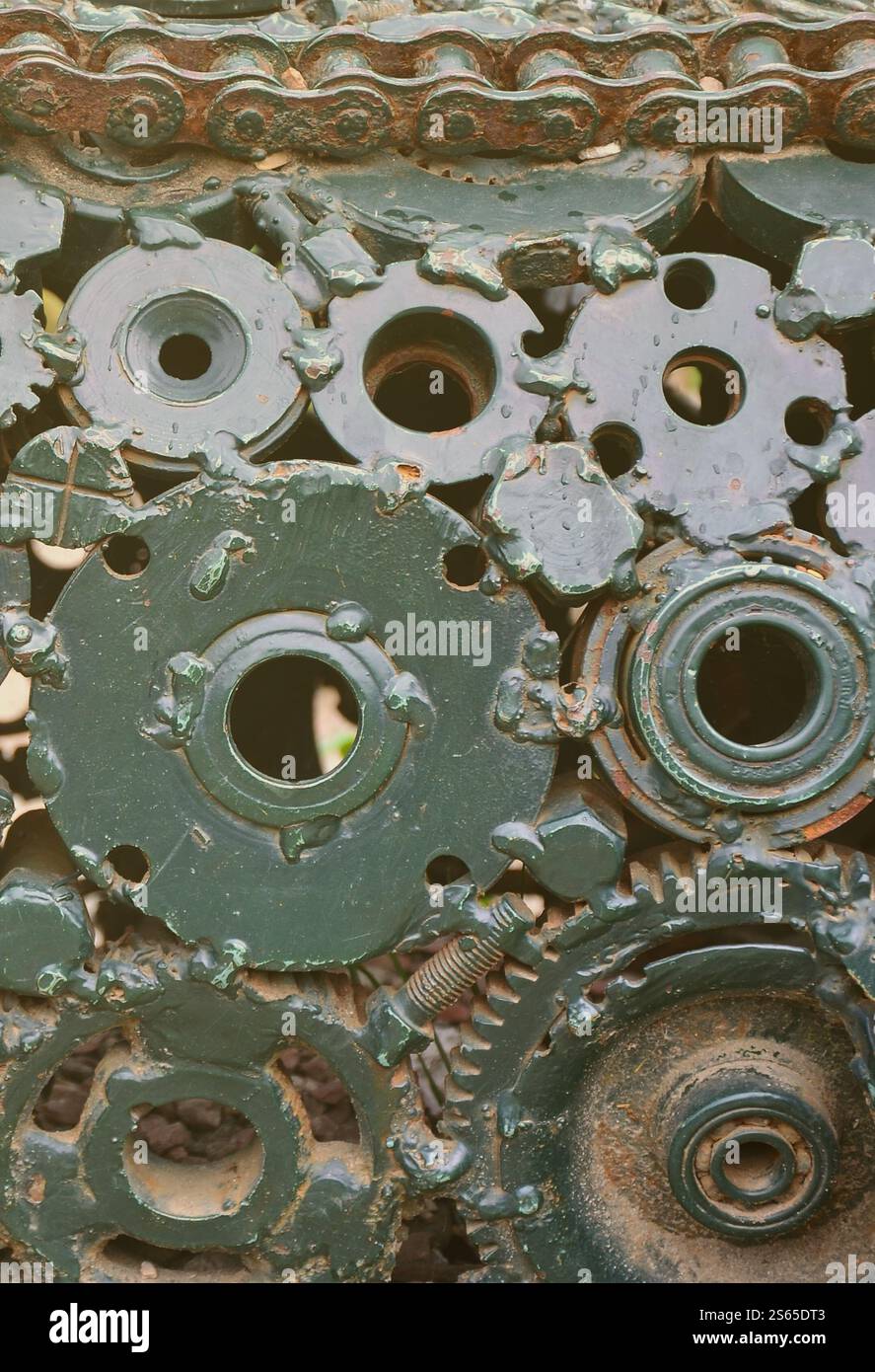 Une composition d'une série d'engrenages et de pièces qui sont soudées l'une à l'autre et peint en vert. Grunge texture steampunk Banque D'Images