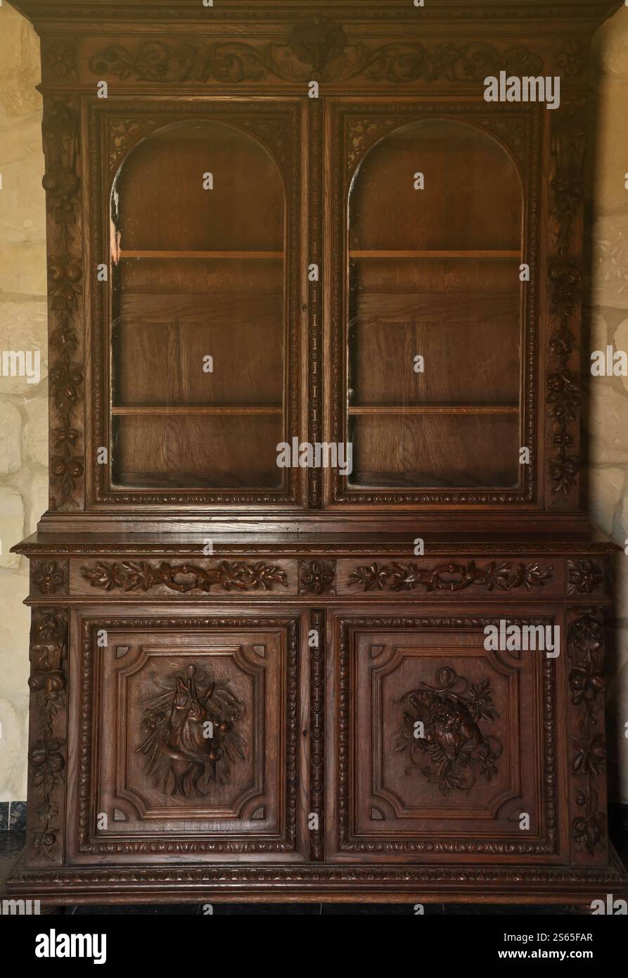 Vieux meubles de garde-robe vintage avec des portes ornementales et des couleurs rétro de surfaces en bois rapprochées. Vieux mobilier de garde-robe vintage avec ornement Banque D'Images Vieux meubles de garde-robe vintage avec des portes ornementales et des couleurs rétro de surfaces en bois rapprochées. Vieux mobilier de garde-robe vintage avec ornement Banque D'Images