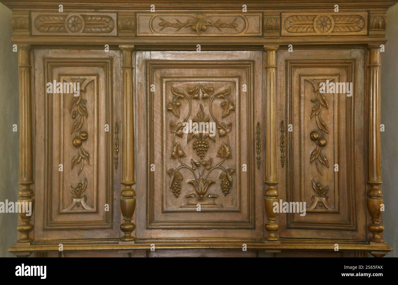 Vieux meubles de garde-robe vintage avec des portes ornementales et des couleurs rétro de surfaces en bois rapprochées. Vieux mobilier de garde-robe vintage avec ornement Banque D'Images Vieux meubles de garde-robe vintage avec des portes ornementales et des couleurs rétro de surfaces en bois rapprochées. Vieux mobilier de garde-robe vintage avec ornement Banque D'Images