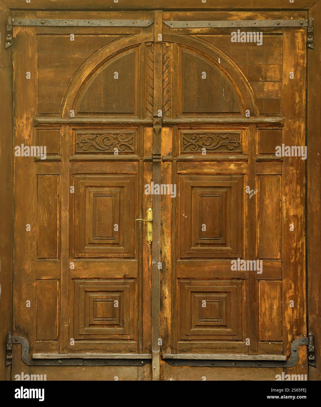 Très vieille porte en bois massif au design rétro du 19ème siècle close up texture. Très vieille porte en bois massif dans un design rétro du 19ème siècle de près Banque D'Images