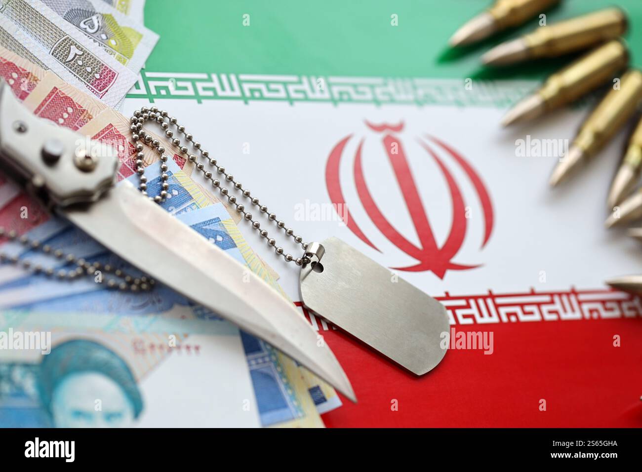 Beaucoup de balles et de rials iraniens billets d'argent sur le drapeau de la République islamique d'Iran se rapprochent. De nombreuses balles et rials iraniens billets d'argent sur le drapeau de Banque D'Images