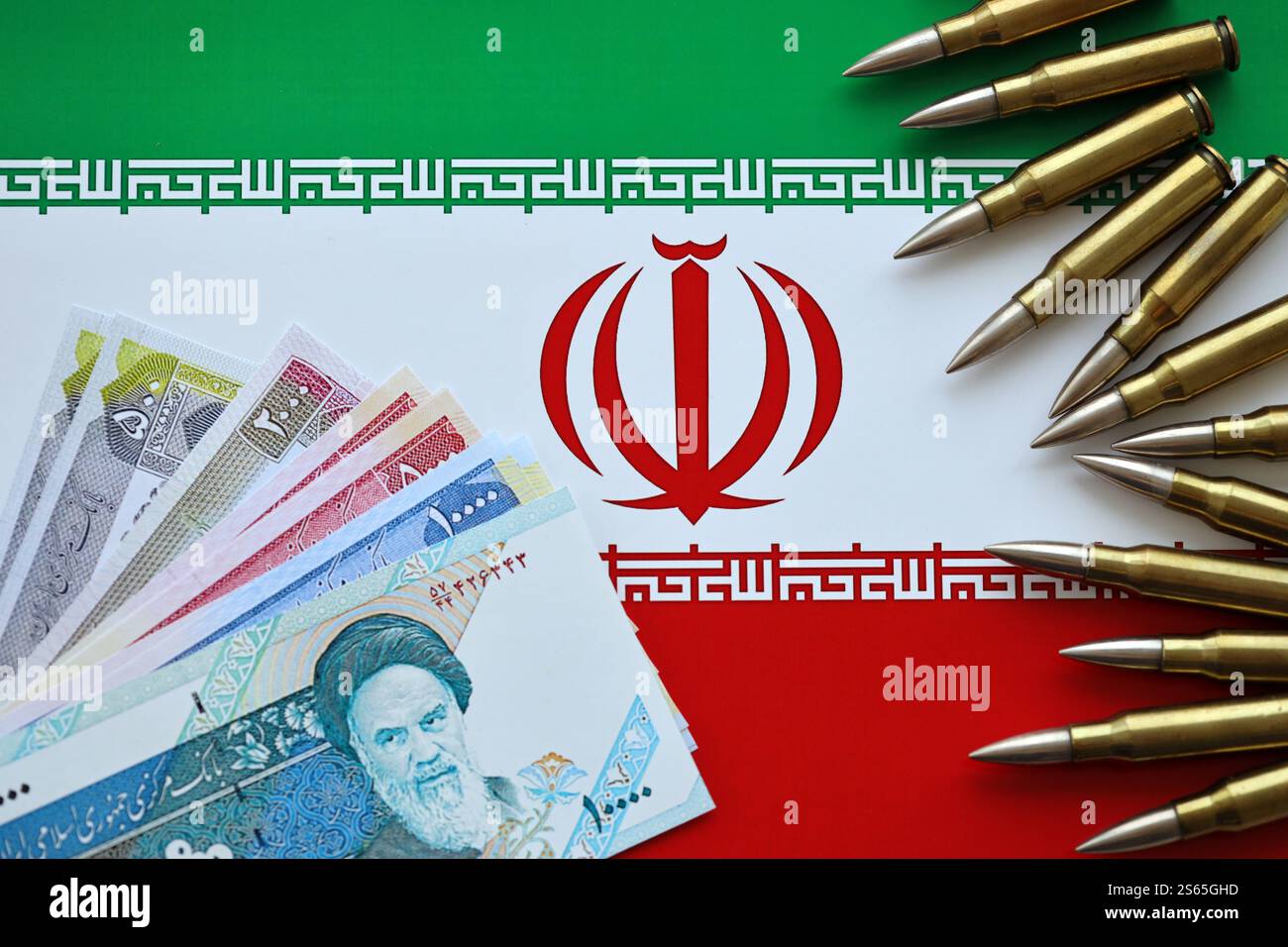 Beaucoup de balles et de rials iraniens billets d'argent sur le drapeau de la République islamique d'Iran se rapprochent. De nombreuses balles et rials iraniens billets d'argent sur le drapeau de Banque D'Images