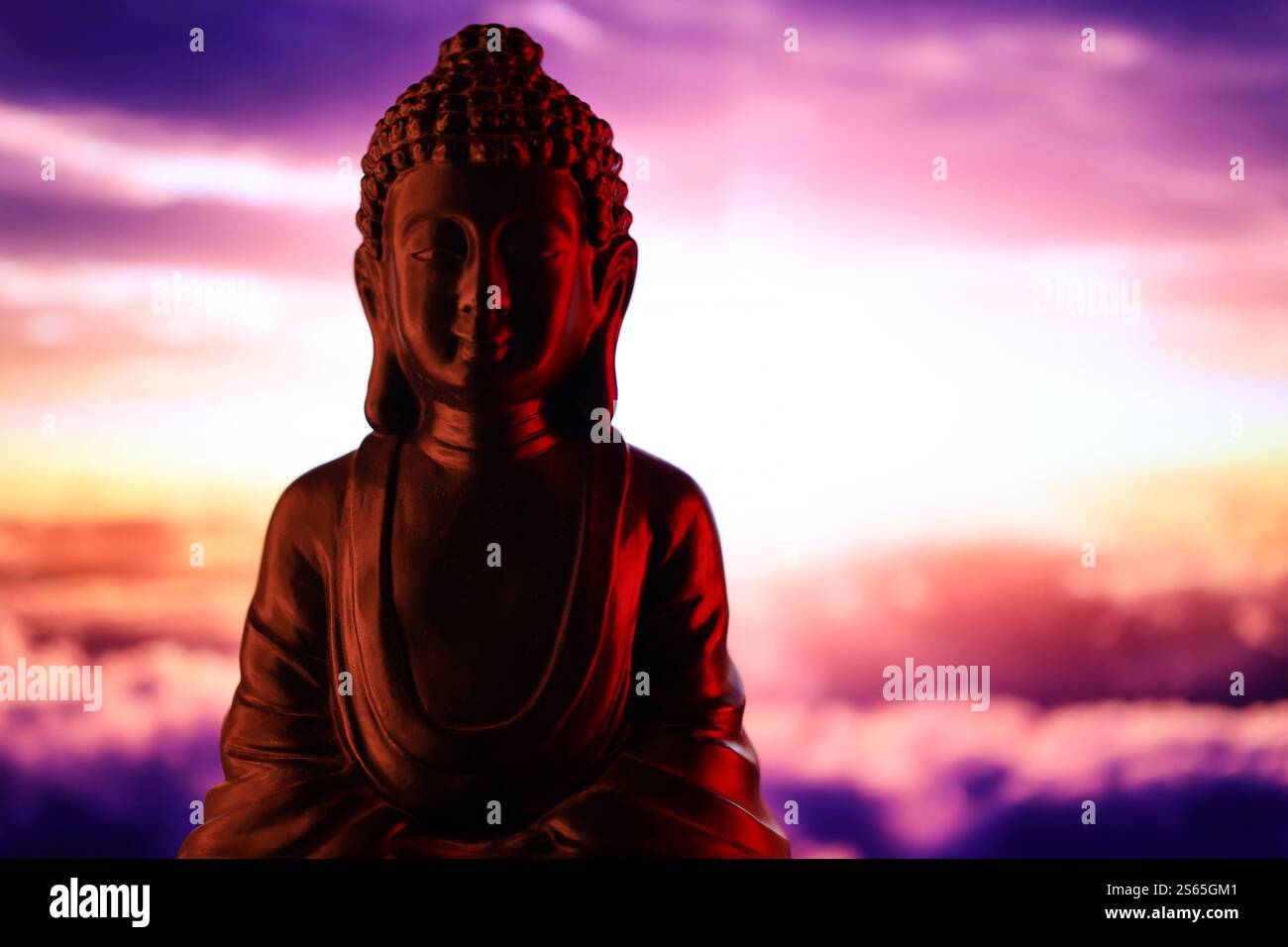 Bouddha Purnima et concept de jour Vesak, statue de Bouddha avec lumière basse sur fond beau et coloré en gros plan. Méditation. Bouddha Purnima Banque D'Images