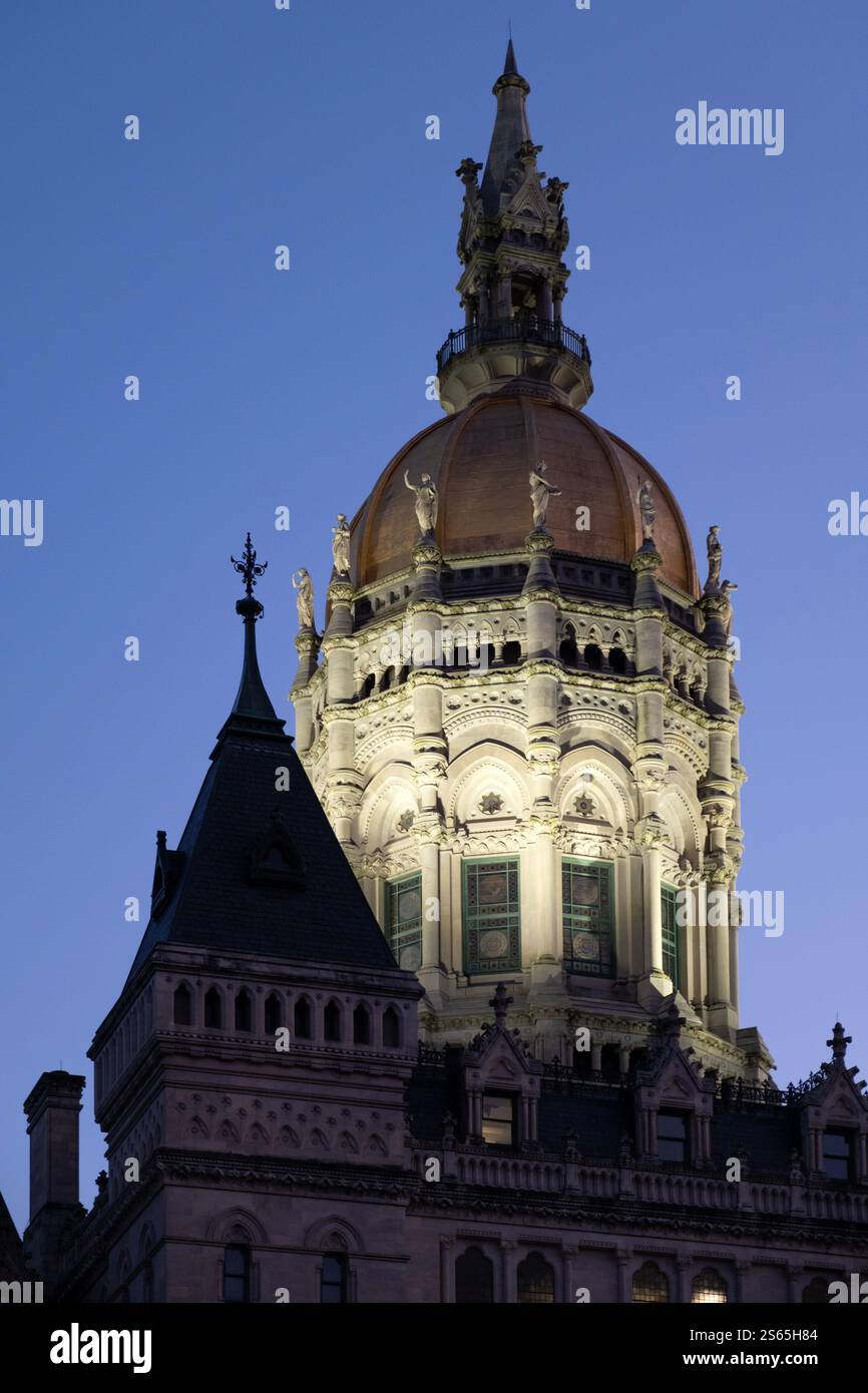 Vue nocturne du dôme de la législature de l'État du Connecticut au sommet du capitole dans le centre-ville de Hartford Banque D'Images