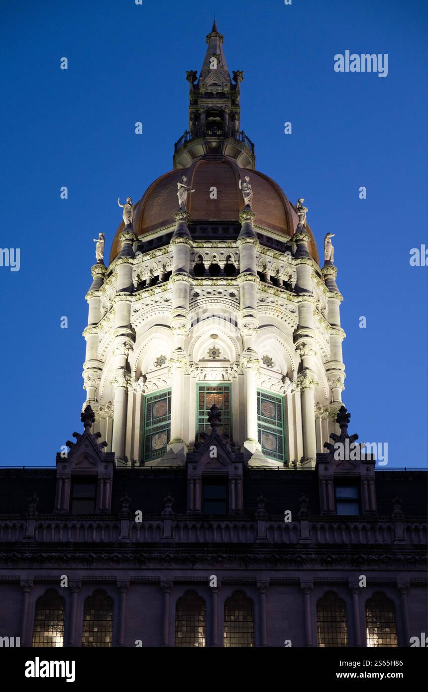 Vue nocturne du dôme de la législature de l'État du Connecticut au sommet du capitole dans le centre-ville de Hartford Banque D'Images