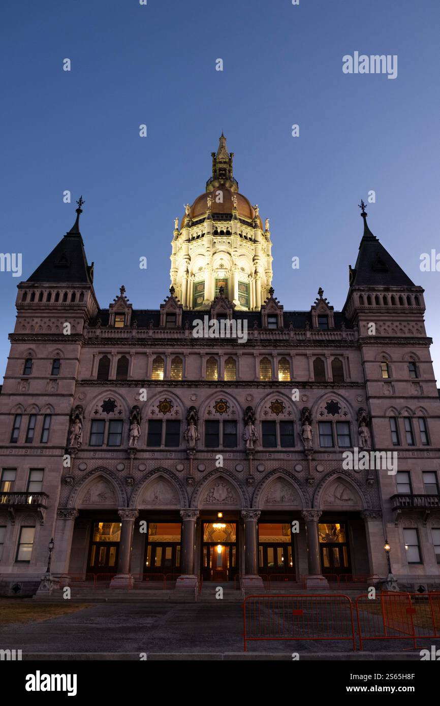 Regardez en regardant le bâtiment du capitole de la législature de l'État du Connecticut à Hartford Banque D'Images