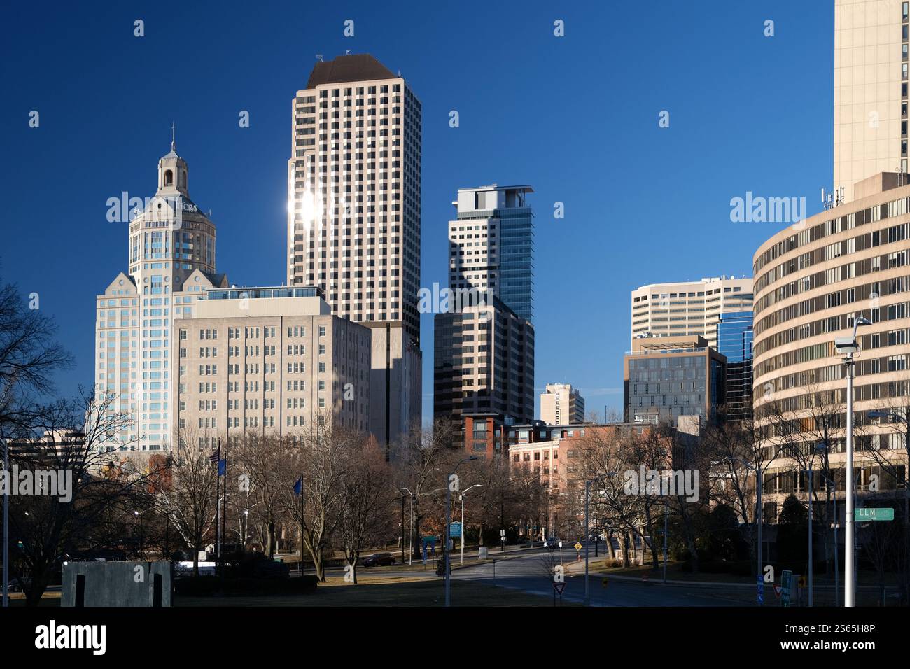 Vue du centre-ville de Hartford Connecticut sous un ciel bleu clair Banque D'Images