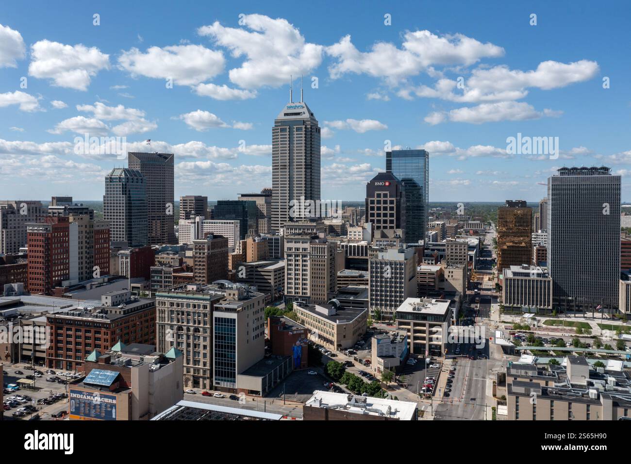 Vue aérienne du centre-ville d'Indianapolis sous un ciel bleu printanier avec un groupe de gratte-ciel Banque D'Images