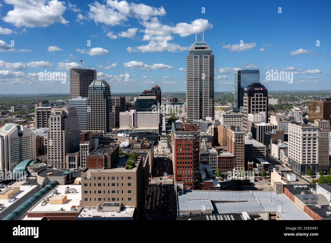 Vue aérienne du centre-ville d'Indianapolis sous un ciel bleu printanier avec un groupe de gratte-ciel Banque D'Images