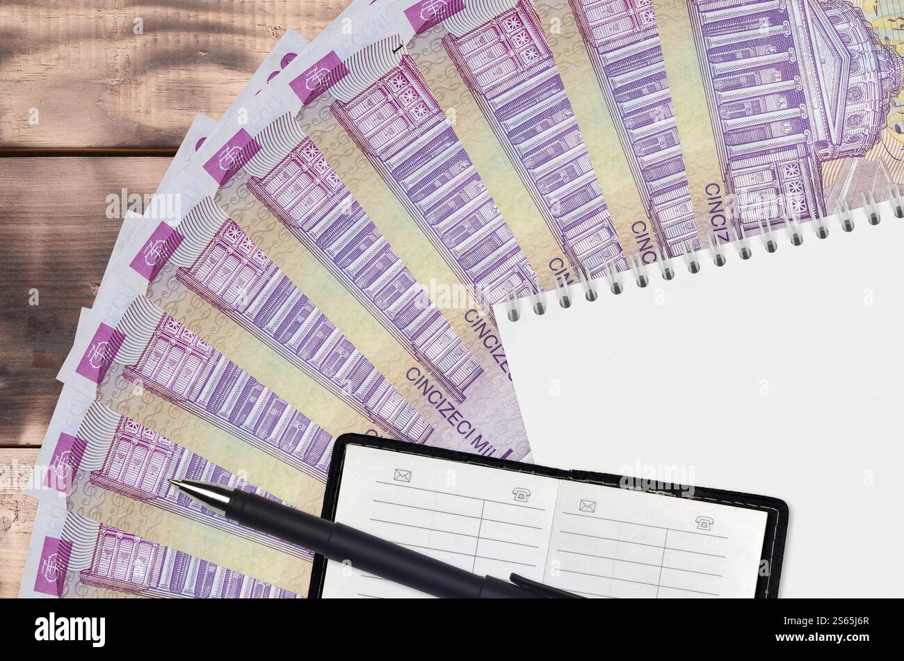 50000 roumain leu factures ventilateur et bloc-notes avec carnet de contact et stylo noir. Concept de planification financière et de stratégie commerciale. Comptabilité et Banque D'Images