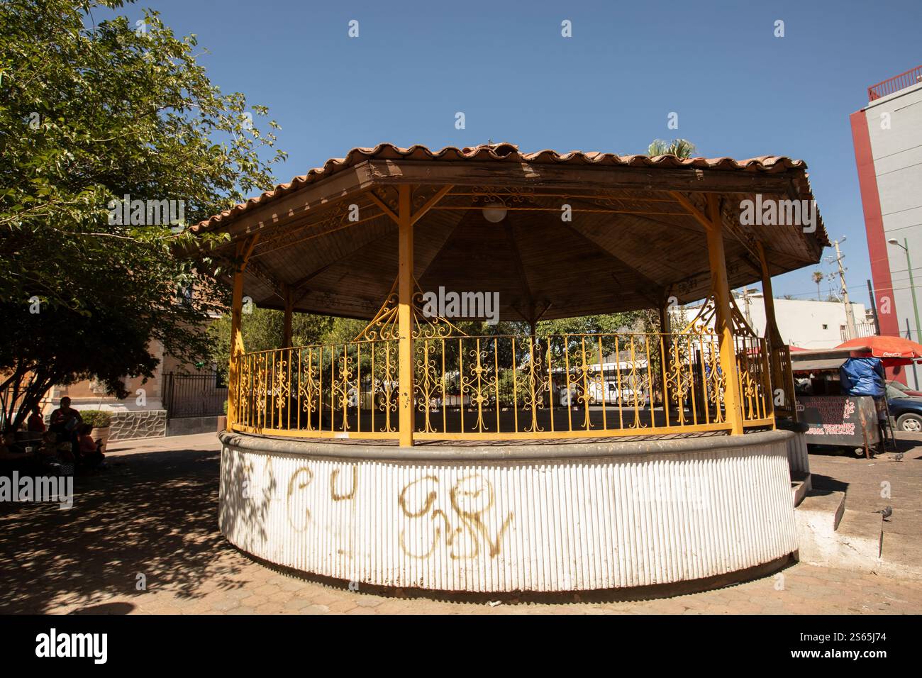 Heroica Nogales, Sonora, Mexique - 29 mai 2022 : graffiti couvre le kiosque du centre-ville. Banque D'Images