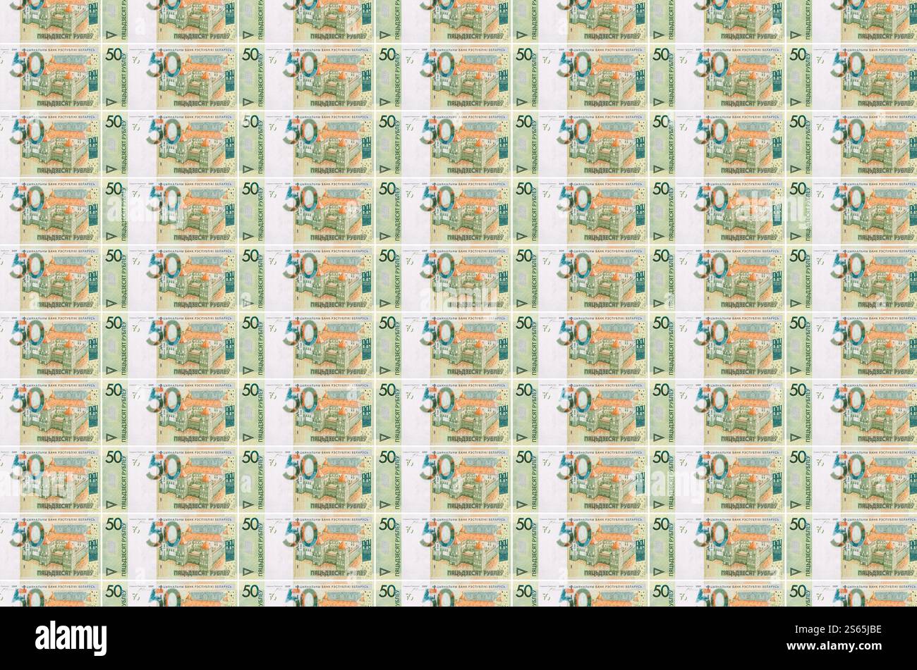 50 billets de roubles biélorusses imprimés dans le convoyeur de production de monnaie. Collage de nombreuses factures. Concept d'inflation et de dévaluation monétaires. 50 Banque D'Images
