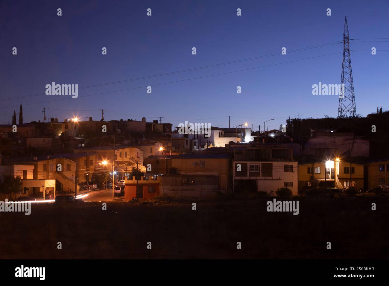 Vue nocturne d'un quartier près du centre-ville de Nogales, Sonora, Mexique. Banque D'Images